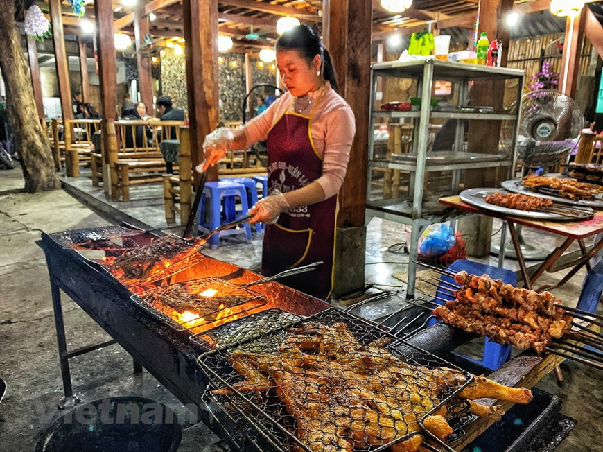 Des plats appétissants sont toujours prêts à servir les convives. Les spécialités régionales comme le fameux ruou cân (alcool de riz conservé dans une jarre, consommé avec des pailles en bambou) et le com lam (riz gluant mis dans un petit tronc de bambou, puis grillé au feu) séduisent également les visiteurs. Le nom de 'ruou can' vient de la raison pour laquelle les Vietnamiens appellent une tige - une petite paille de bambou - pour consommer le vin du pot. Ce type de vin est le plus spécial au Vietnam, même s'il appartient à des groupes minoritaires dans les hautes terres et dans d'autres endroits du Vietnam. Photo: Vietnam+