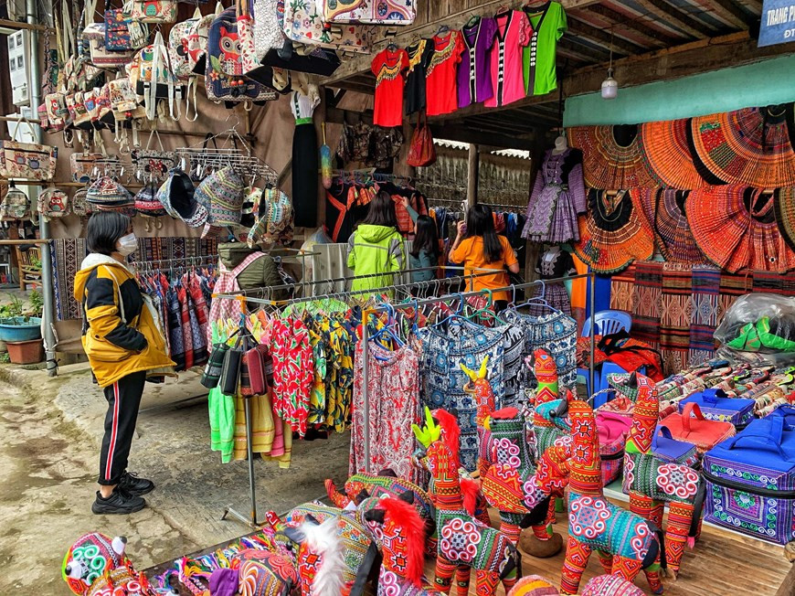 La vallée idyllique et rurale de Mai Chau à la province de Hoà Binh (Nord) est à seulement 150 km de Hanoï, mais ressemble à un monde complètement différent. La proximité de la vallée de Mai Chau avec la capitale en fait une escapade idéale pour une nuit. Ici, de petits villages de minorités ethniques peuplés de familles d'accueil se trouvent parmi un patchwork de rizières entourées de pics montagneux. La vallée de Mai Chau abrite deux des villages de tourisme chez l'habitant les plus réussis du Vietnam: Lac et Poom Coong. Dans les deux villages, les familles Thai blanc proposent un hébergement simple dans des maisons sur pilotis au bord de rizières animées. Photo: Vietnam+