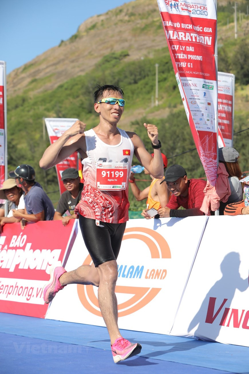 Le marathon est une épreuve sportive individuelle de course à pied qui se dispute généralement sur route sur une distance de 42,195 kilomètres. Le marathon a été créé à l’occasion des Jeux olympiques d'Athènes de 1896, sur une idée du linguiste français Michel Bréal, pour commémorer la légende du messager grec Phidippidès, qui aurait parcouru la distance de Marathon à Athènes pour annoncer la victoire contre les Perses en 490 av. J.-C.. L’épreuve se courait jusqu’en 1921 sur une distance non fixée d’environ 40 km avant que l’Association internationale des fédérations d'athlétisme (IAAF) n’en fixe la distance. Les marathons les plus prestigieux sont ceux des Jeux olympiques d'été (quadriennaux), des Championnats du monde d'athlétisme (biennaux) et ceux des World Marathon Majors (annuels)... Photo: Vietnam+