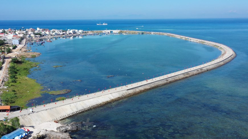 Le parcours de la course offre aux participants une vue spectaculaire. À 15 milles marins du continent (environ 27 km), Ly Son est le seul district insulaire de la province de Quang Ngai. Elle s'étend sur une superficie de plus de 10 km² et compte une population de près de 22.000 habitants. Elle comprend l'île Lon (Grand), l'île Be (Petit) et l'îlot Mu Cu. Malgré sa petite superficie, Ly Son possède de belles plages de sable blanc et fin, entourées de magnifiques falaises volcaniques. Elle est connue non seulement pour ses champs verts tendres de culture d'ail et d’oignons mais aussi pour son trésor de vestiges archéologiques et de paysages. Un patrimoine à préserver et à développer. Photo: Vietnam+