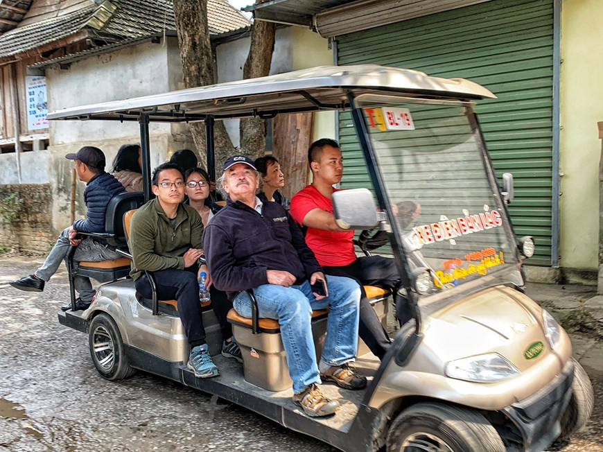 Des dizaines de voitures électriques fonctionnent à la fois au servcice du déplacement des visiteurs. En raison de l'immense beauté naturelle de la région, la plupart des gens se rendent à Mai Chau pour se détendre et profiter de leur environnement. Il existe un certain nombre d'activités différentes qui mettent en valeur le charme de la région. En visitant ce site, les voyageurs peuvent s’immerger dans la tranquillité, le calme de la campagne et admirer les montagnes, les rizières verdoyantes. De nombreux touristes ont déclaré qu'ils avaient suivi de près les développements du COVID-19 chaque jour au Vietnam et ont décidé de faire un voyage de printemps ces jours-ci, car le Vietnam a bien contrôlé la propagation de la maladie. Photo: Vietnam+