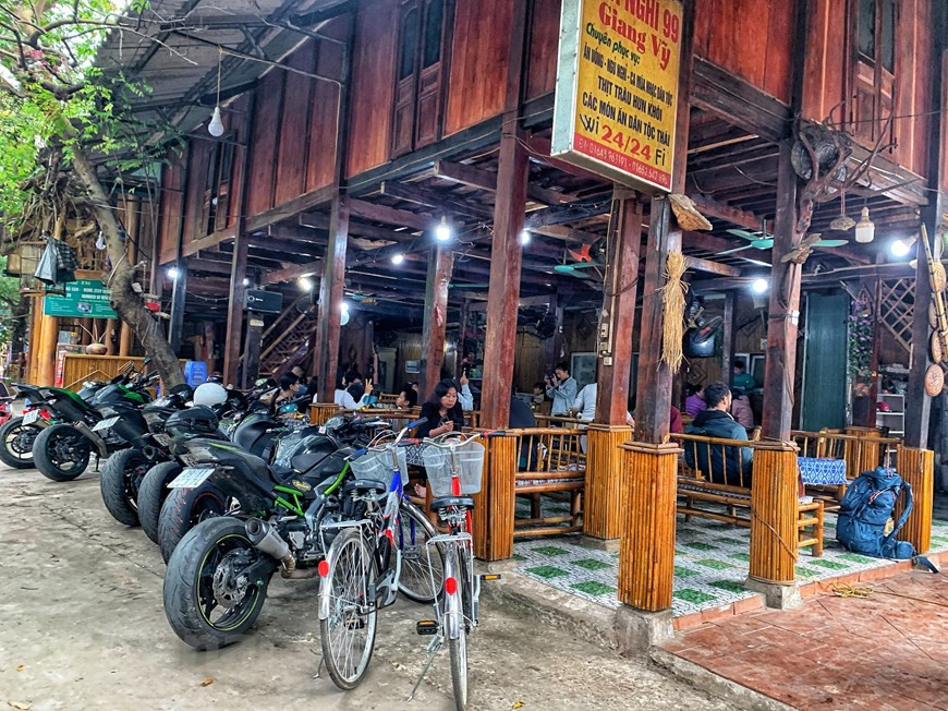 Un groupe de motards choisit le village de Lac comme une destination de passage lors de leur voyage. Le village compte des dizaines de foyers proposant un service touristique «homestay» (chambre à louer chez l’habitant). Depuis Hanoï, les touristes doivent parcourir 60 kilomètres jusqu'à Mai Chau en bus ou en moto. En bus, vous devez prendre à la gare de My Dinh, Hanoï. En moto, vous pouvez en louer une dans n'importe quelle agence de voyage dans le vieux quartier de Hanoï. Depuis le centre de la ville de Mai Chau, vous pouvez facilement vous déplacer vers le village du Lac. Il n'est pas difficile pour les touristes de trouver un logement raisonnable dans le village de Lac - regroupés par le plus grand nombre de familles d'accueil de Mai Chau. Photo: Vietnam+