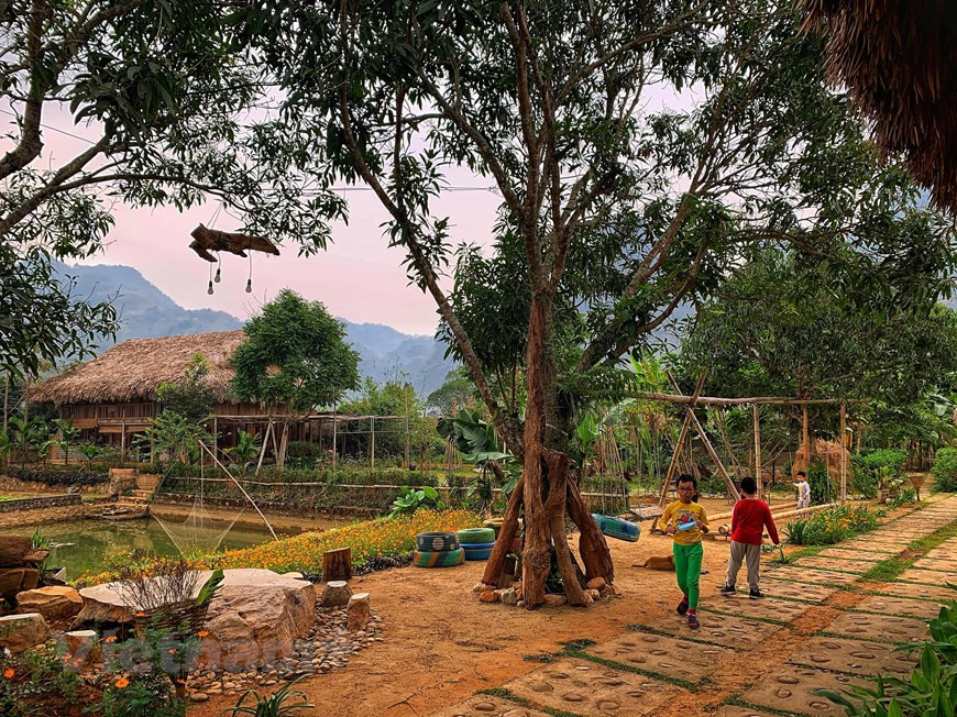 Des enfants profitent de leur voyage de printemps dans le village de Lac après de longues journées de rester chez eux en raison de COVID-19. Auparavant, la vie des populations locales dépendait uniquement de la culture du riz, du tissage et du brocart. Cependant, récemment, la beauté cachée du village du Lac a été découverte, de sorte que la plupart des habitants du village font du tourisme comme un revenu supplémentaire pour subvenir à leurs besoins. Depuis, Lac Village est progressivement devenu l'un des pôles incontournables du tourisme à Mai Chau. De plus, la visite du village du Lac est également le "point culminant" de la carte touristique du Vietnam, devenant l'un des meilleurs circuits au Vietnam. Ces dernières années, les visiteurs de Mai Chau dans les visites de la campagne vietnamienne augmentent rapidement. Photo: Vietnam+
