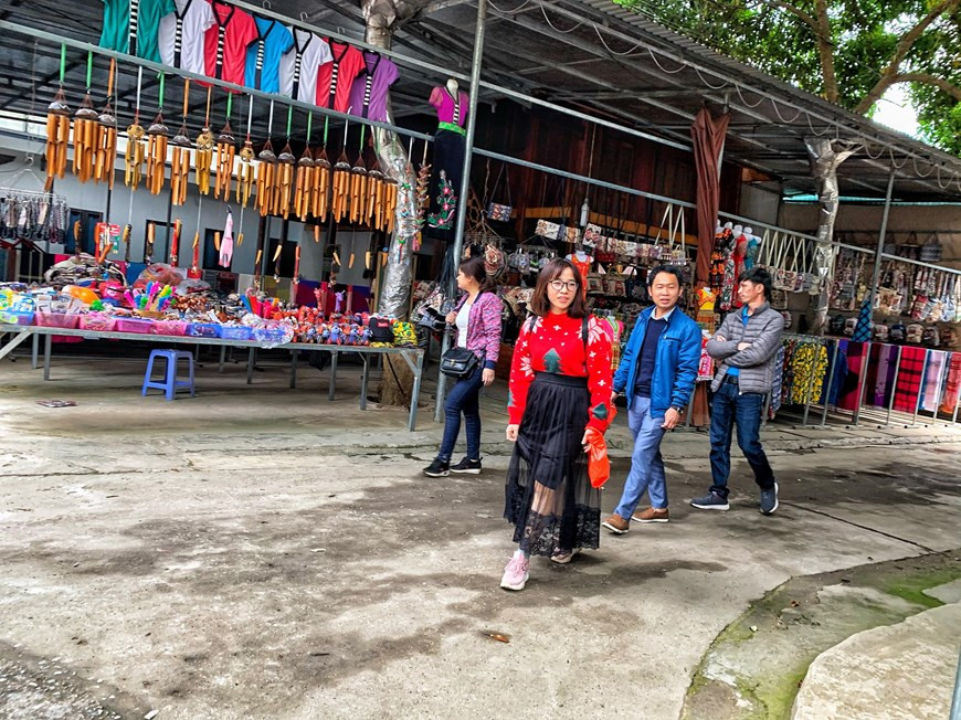 Le village de Lac dans la commune de Chieng Mai (district de Mai Chau) est devenu l'une des destinations touristiques les plus populaires de la province septentrionale de Hoa Binh non seulement pour la population locale mais aussi pour les visiteurs étrangers. À environ 140 km au nord-ouest de la capitale de Hanoï, le village de Lac est un lieu de cultures traditionnelles spéciales et abrite la culture du peuple Thai avec 5 clans, à savoir Ha, Lo, Vi, Mac et Loc. Le village existe depuis 700 ans. Le village de Lac accueille chaque année un grand nombre de visiteurs. Photo: Vietnam+