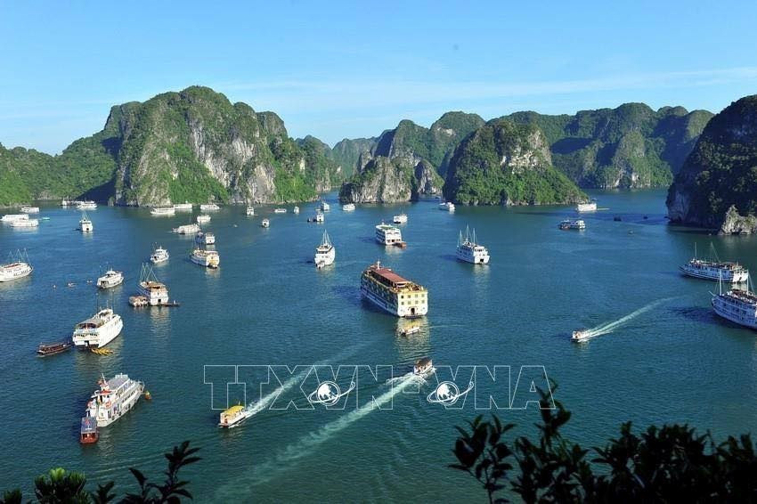 La baie d'Ha Long est située à 165 km d'Ha Noi.