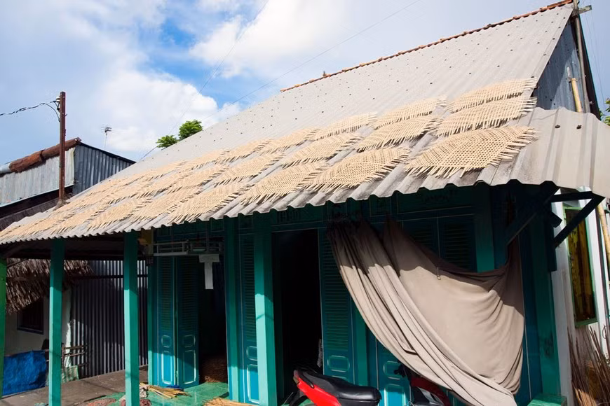 Phong Dien abrite un village de tissage de paniers et de chapeaux qui existe depuis plus de 45 ans et compte une douzaine de ménages pratiquant ce métier traditionnel. Photo: Vietnam+
