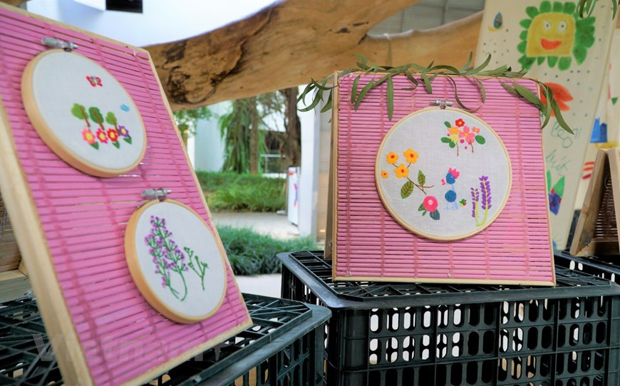 Les recettes tirées des ventes des produits seront consacrées à la création de l’Atelier de formation pour enfants autistes. Photo: Vietnam+