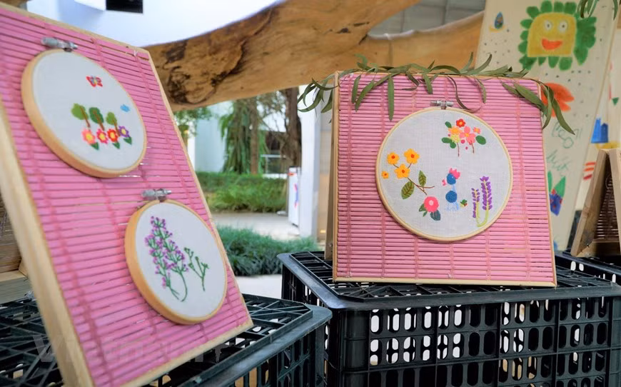 Les recettes tirées des ventes des produits seront consacrées à la création de l’Atelier de formation pour enfants autistes. Photo: Vietnam+