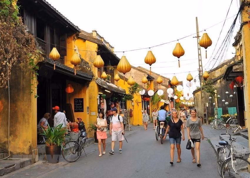  Le passé de Hoi An est superbement conservé dans ses vieilles maisons de style chinois, japonais ou français, les temples de congrégations et pagodes. 