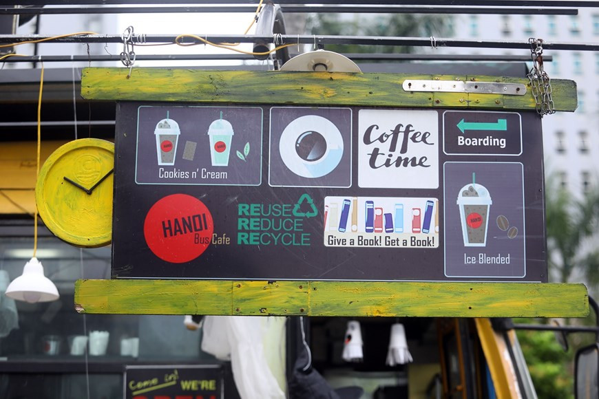  Des panneaux et objets de décoration sont fabriqués à partir de vieux pneus et de morceaux de bois.