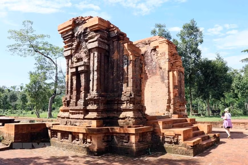  Le sanctuaire de My Son est un ensemble de temples-tours Cham en ruine, nichés dans une vallée d’environ 2 km de diamètre. 
