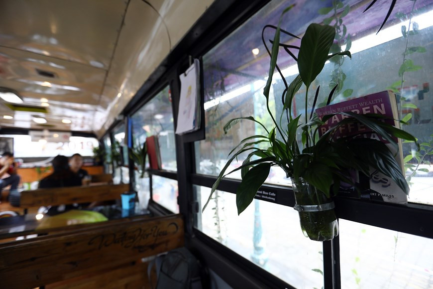  Des pots de fleurs et de plantes fabriqués à partir de bouteilles en plastique recyclées.