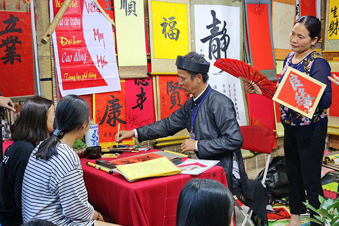 Ceux qui demandent l’idéogramme « paix » (paix et prospérité) ou « succès » sont invités par le calligraphe à choisir entre les écritures classiques ou stylisées.
