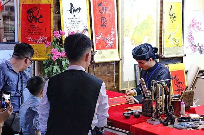 Les habitants demandent souvent des idéogrammes tels que talent (bien), cœur, vertu, piété pour leurs enfants ; patience et bien pour leurs grands-parents et parents. Un idéogramme a souvent plusieurs sens tels que talent (bien), talent (fortune), le lettré calligraphe doit les expliquer aux clients pour qu’ils choisissent des calligraphies conformes à leurs souhaits.