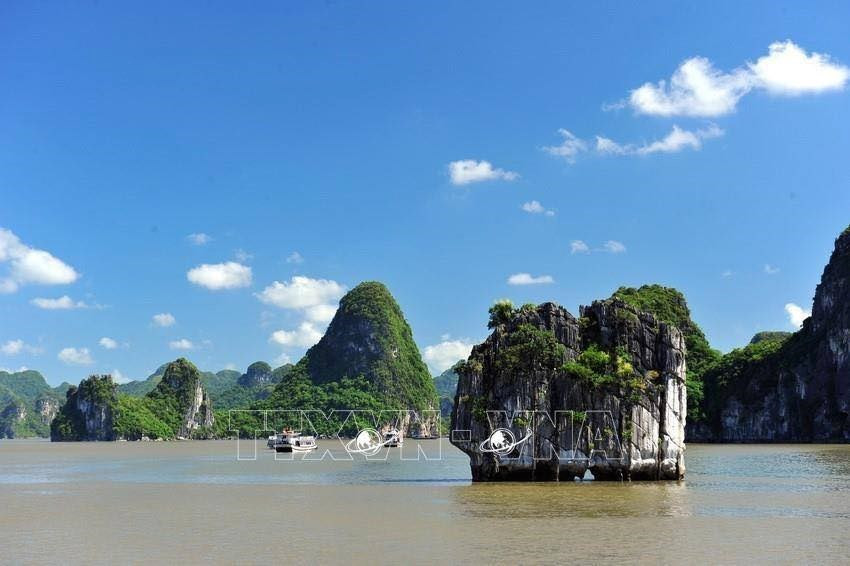  Des milliers d'îles et d'îlots émergents de la mer.