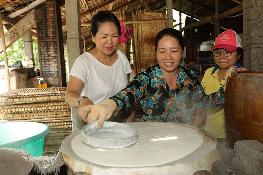 Les visiteurs peuvent découvrir les étapes de la fabrication de nouilles de riz. Photo: Vietnam+ 