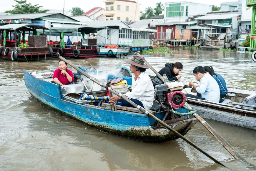 Les traits uniques et les caractéristiques principales du marché flottant Cai Rang résident dans le commerce de toutes sortes fruits, spécialités du delta du Mékong. Le marché est très animé au soleil levant, avec des centaines de grandes et petites d’embarcations. Les magasins ou les embarcations n’ont pas aucune enseigne, les marchandises sont suspendus sur une longue perche en bambou au front de l’embarcation qu’on appele «cay beo ». Photo: Vietnam+ 