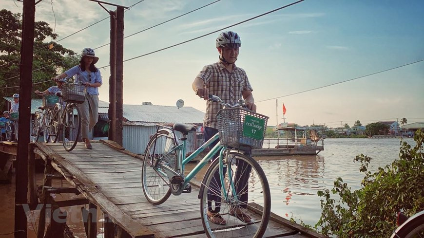  Les touristes visitent le jardin de culture de plants de Nhon Hung. Photo: Vietnam + 
