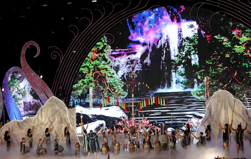 La cérémonie d’ouverture a été animée par un programme de chant et de danse réunissant près 500 artistes. Photo:: VNA