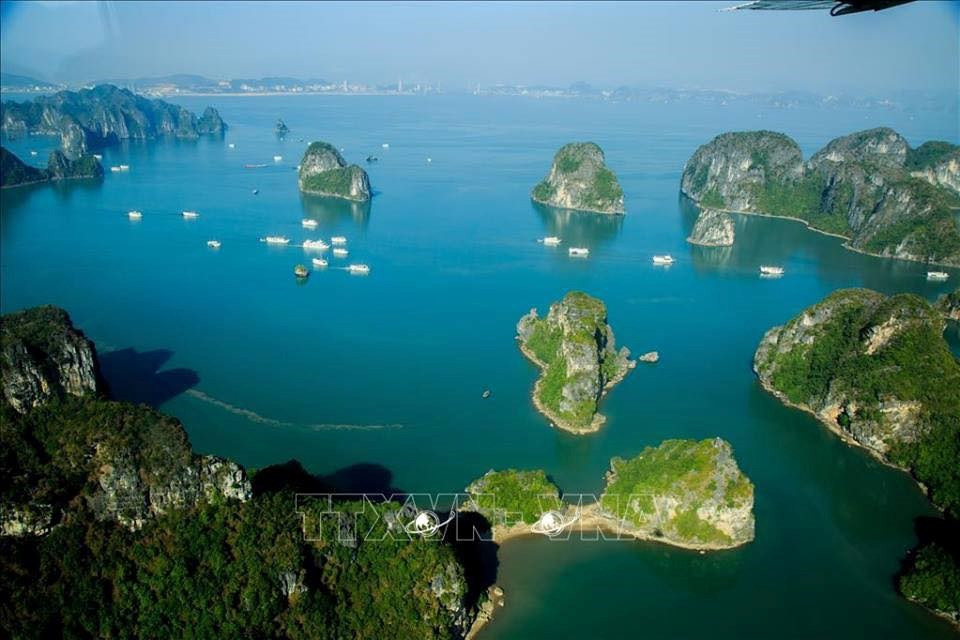 À environ quatre heures de route à l’Ouest de Hanoi, la baie d’Ha Long a été inscrite au patrimoine mondial de l’UNESCO en 1994 et a été élue parmi les sept nouvelles merveilles naturelles du monde par l’organisation suisse New Open World en 2011.