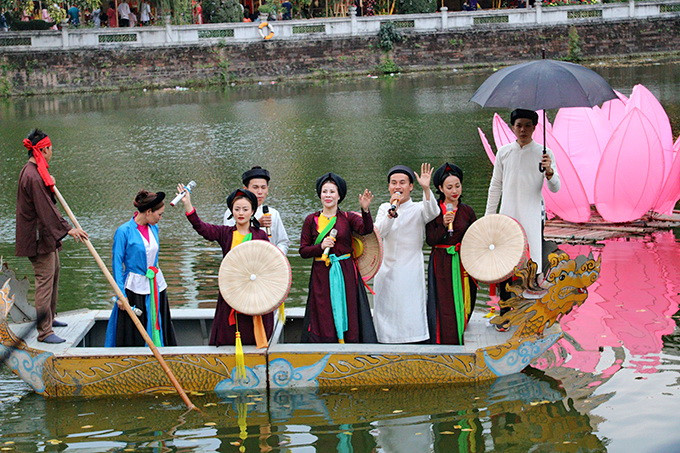 Sur la surface d’eau du lac de la Littérature, des filles et garçons chantent des chansons-poèmes devant de nombreux visiteurs vietnamiens et étrangers. 