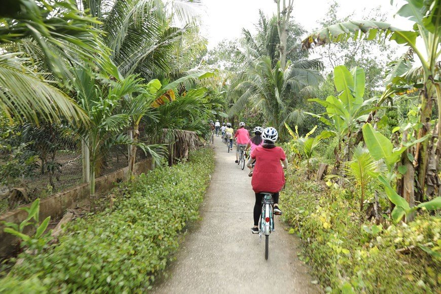 Les visiteurs se promènent dans des routes poétiques ombragées par des arbres. Photo: Vietnam+ 