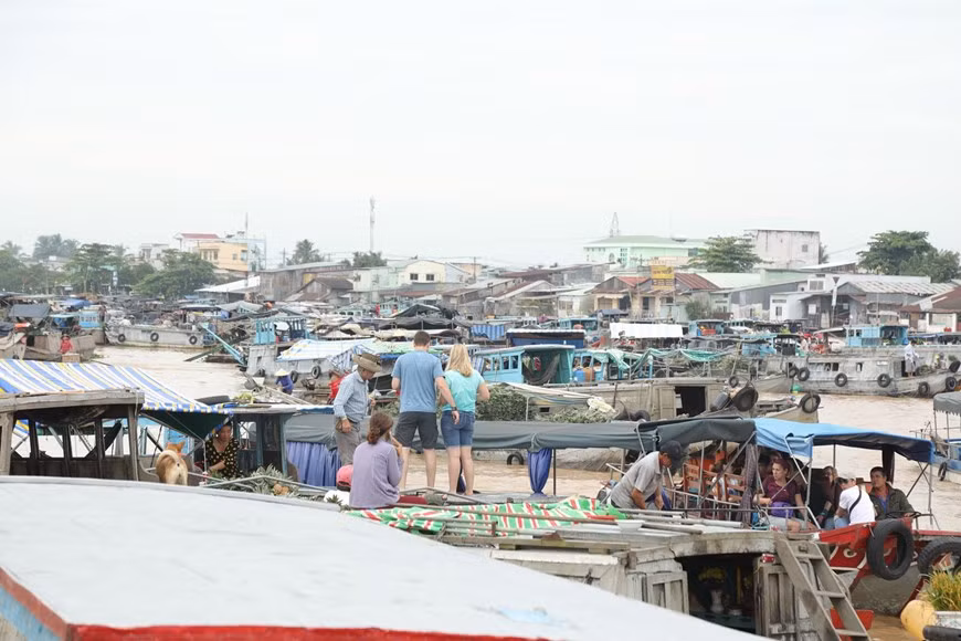 Le marché flottant de Cai Rang est l’un des sites les plus impressionnants à Can Tho. C'est une culture très unique de la région du delta du Mékong, attirant beaucoup de touristes, surtout les étrangers. Photo: Vietnam+ 