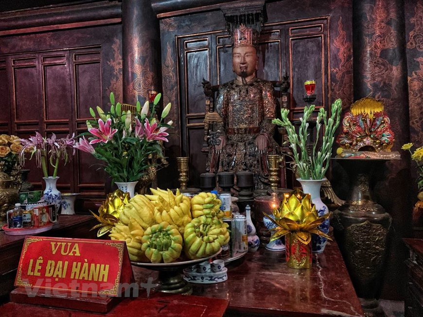 À l'intérieur du temple dédié au roi Le Dai Hanh. Photo: Vietnam +