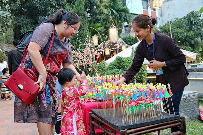 Ces figurines de pâtes de riz gluant colorées ou « tò he » sont un des jouets populaires qui intéressent les enfants.