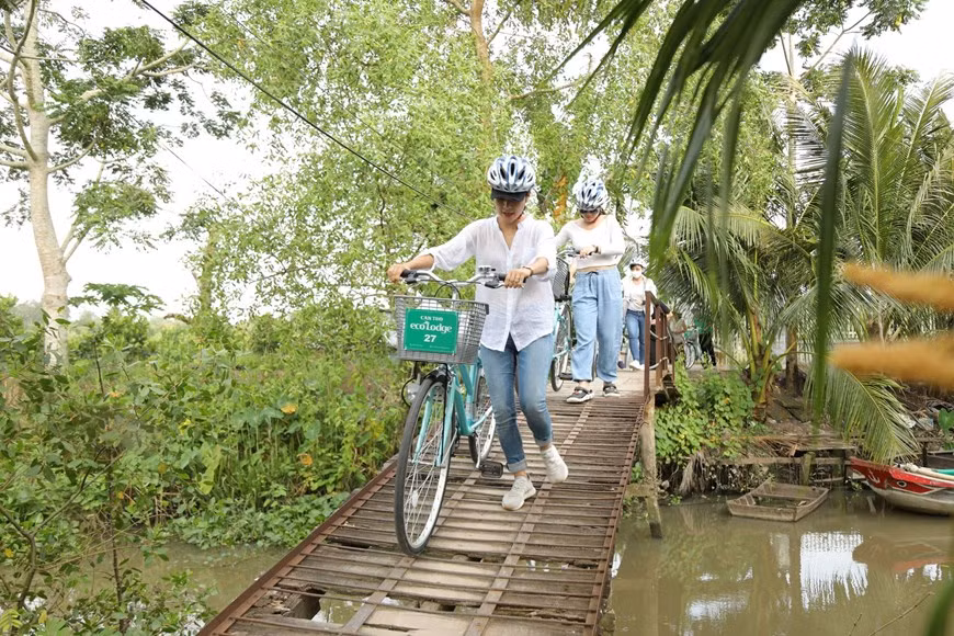 Ba Lang, dans l'arrondissement de Cai Rang, ville de Can Tho n'est pas seulement la «capitale» des fruits de la région du Sud-Ouest mais encore une zone touristique où les visiteurs auront de nombreuses expériences intéressantes en une journée de découverte. Photo: Vietnam+