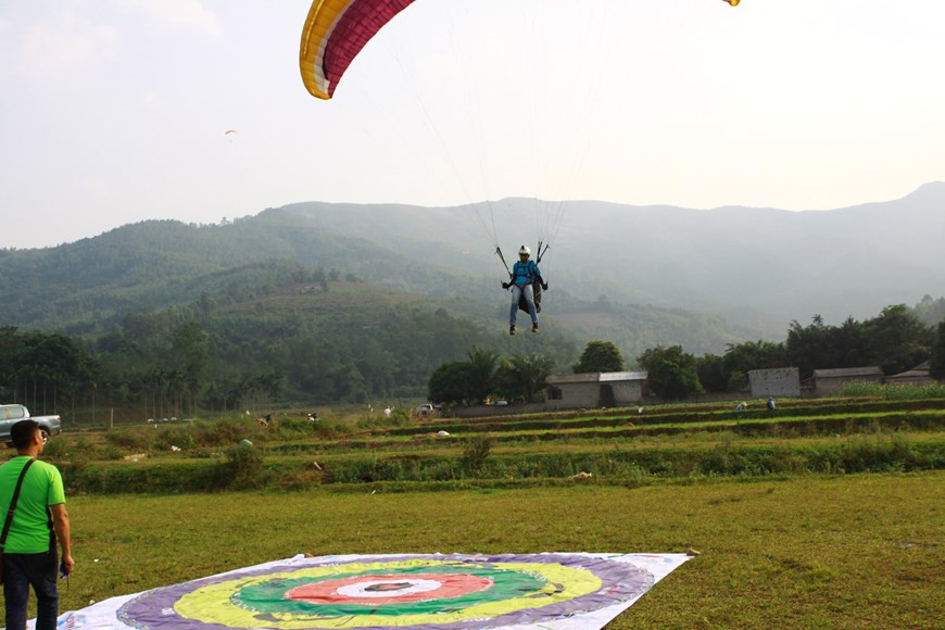Le club de parapente de Hanoï (Hanoi Paragliding Club - HNPG) est l'endroit pour partager la passion pour le parapente et des sports aériens en général. Photo: Vietnam+