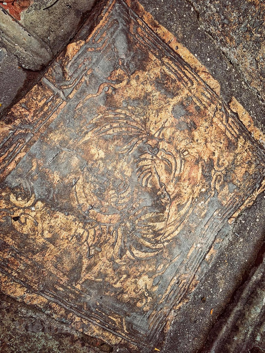 Une des rares dalles en pierre datant du 10ème siècle. Photo: Vietnam +