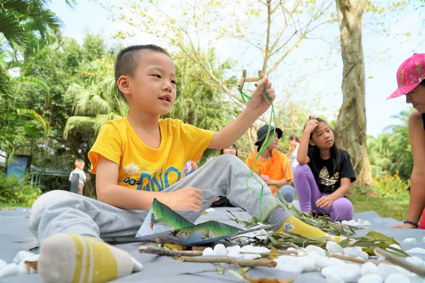 Les enfants participent activement à des jeux respectueux de l'environnement. Photo: Vietnam+