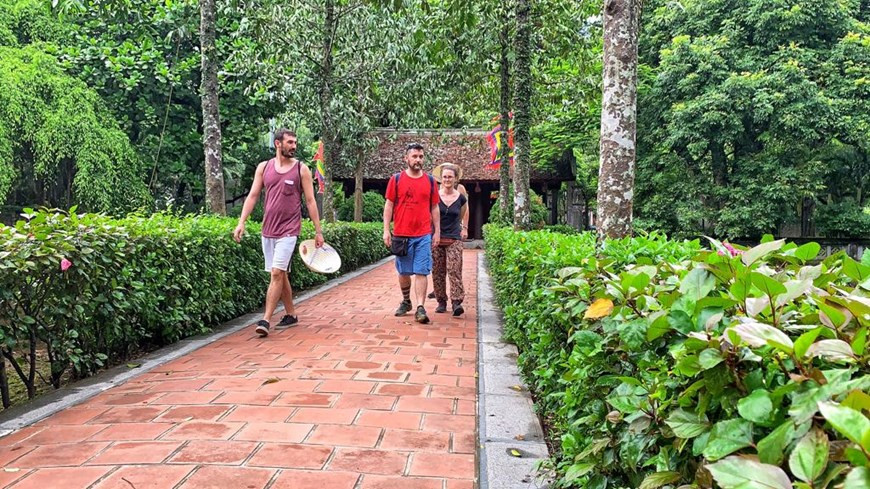 Les touristes étrangers aiment découvrir la culture locale et l'histoire de l'ancienne capitale Hoa Lu. Photo: Vietnam +