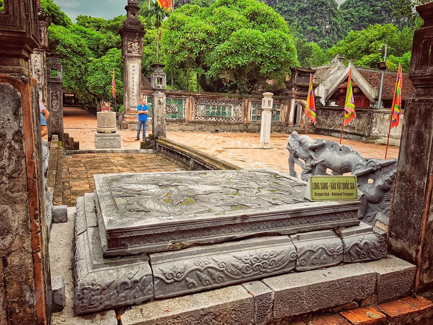 Dans la cour se trouve le deuxième lit royal. Les deux lits royaux en pierre situés dans le temple du roi Dinh Tien Hoang ont été reconnus "trésors nationaux". Photo: Vietnam +