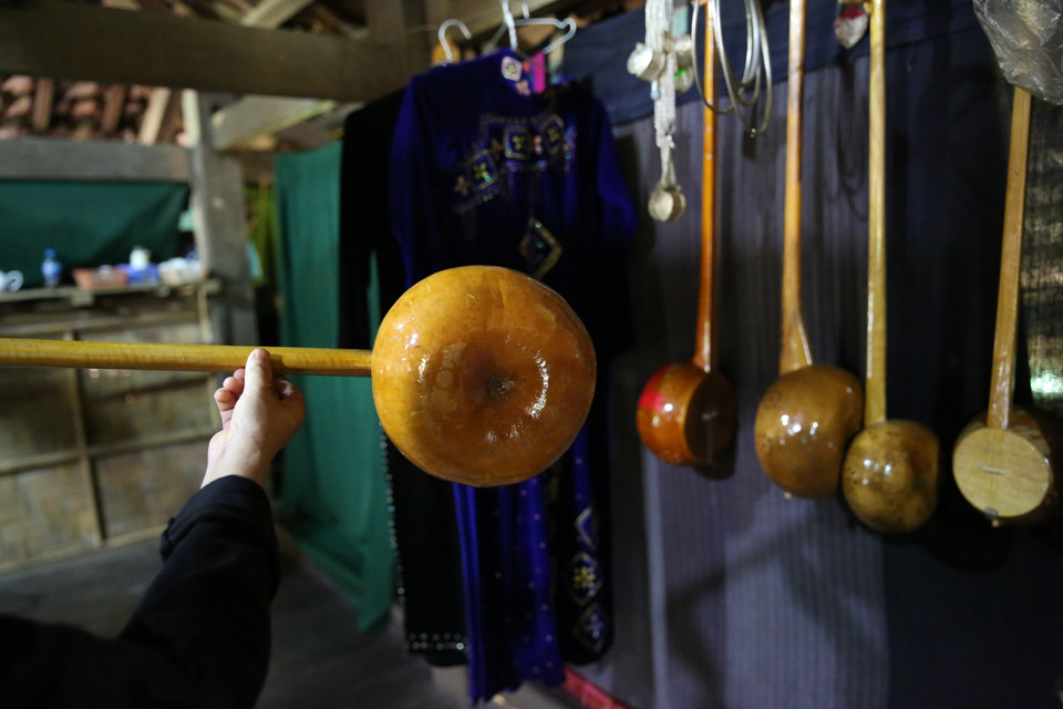 Un «dan tinh» fabriqué à partir de la coquille de calebasse. Photo: VNA