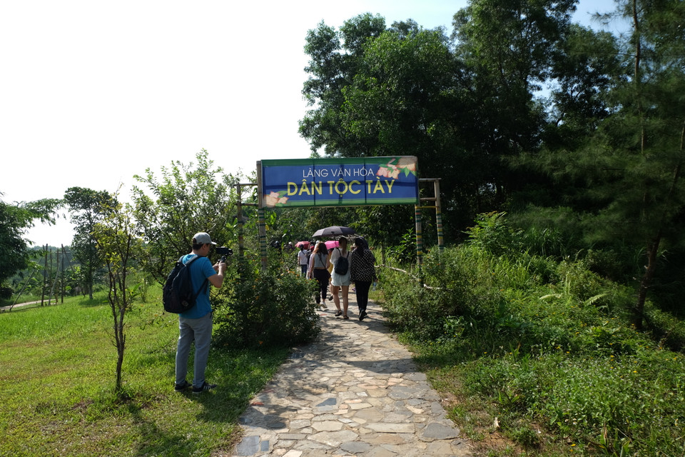 Des visiteurs à l'espace culturel des Tay dans le village. Photo: VNA