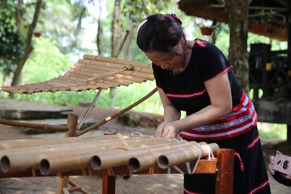 Une femme Xo Dang joue du «Klongput», un autre instrument de musique de son ethnie. Photo: VNA