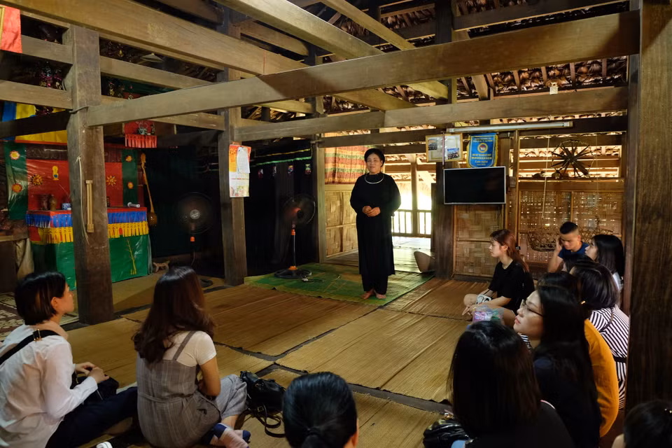 Une femme Tay présente aux visiteurs la culture traditionnelle de son ethnie. Photo: VNA