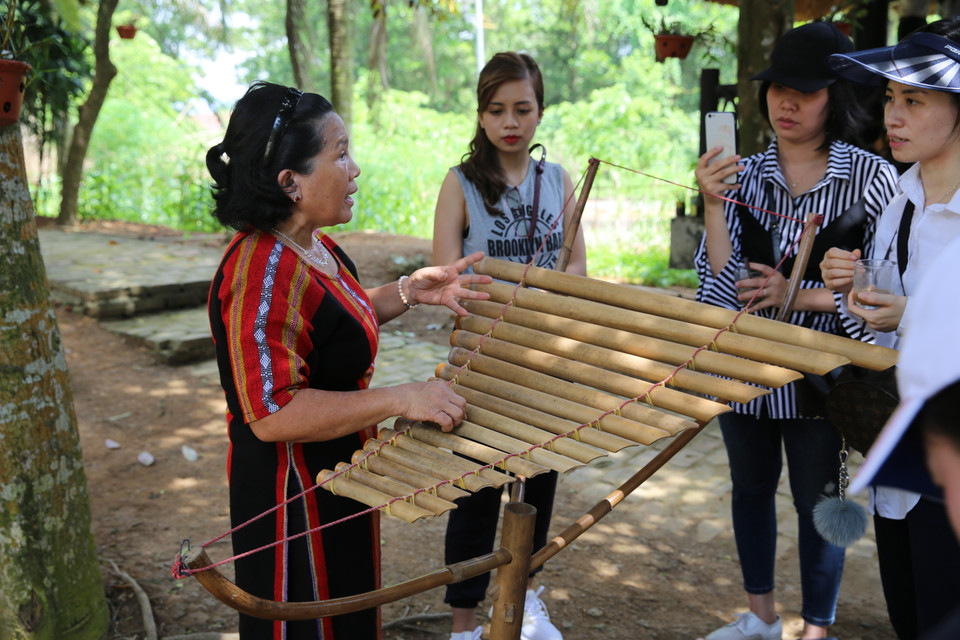 Une femme Xo Dang présente le «To-rung», un instrument de musique folklorique. Photo: VNA