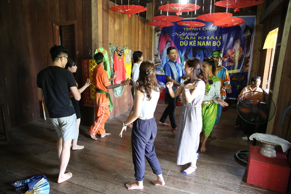 Des visiteurs participent à une danse folklorique des Khmers. Photo: VNA