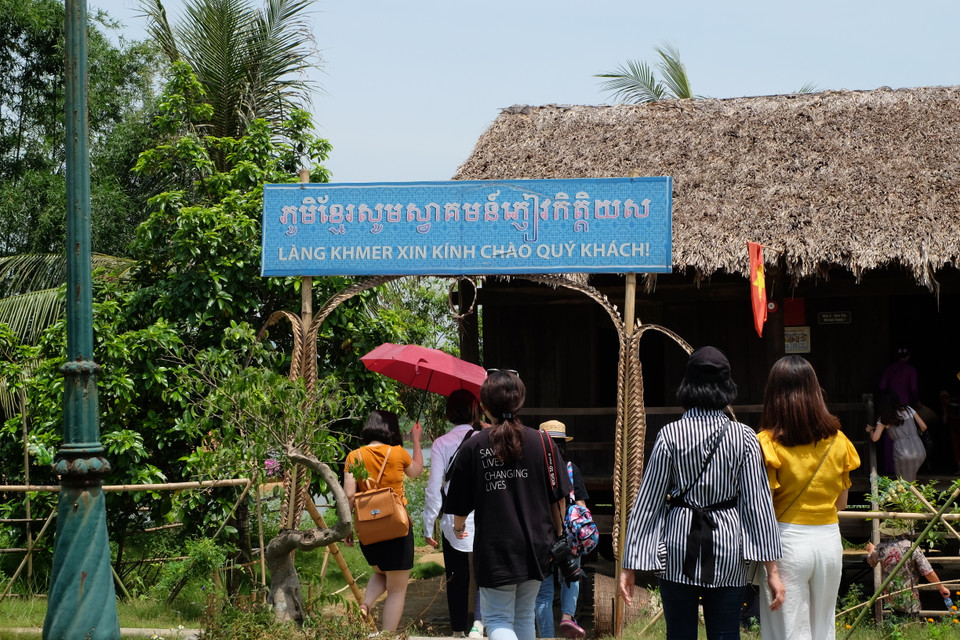 Des touristes visitent l’espace culturel des Khmers dans le village. Photo: VNA