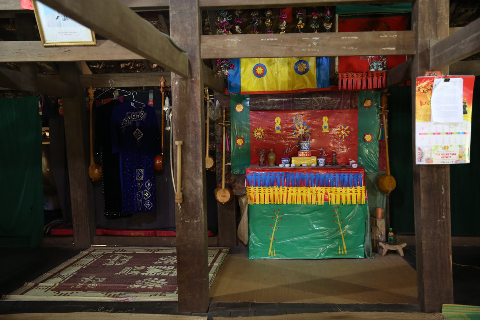 Un autel de culte des ancêtres des Tay. Photo: VNA