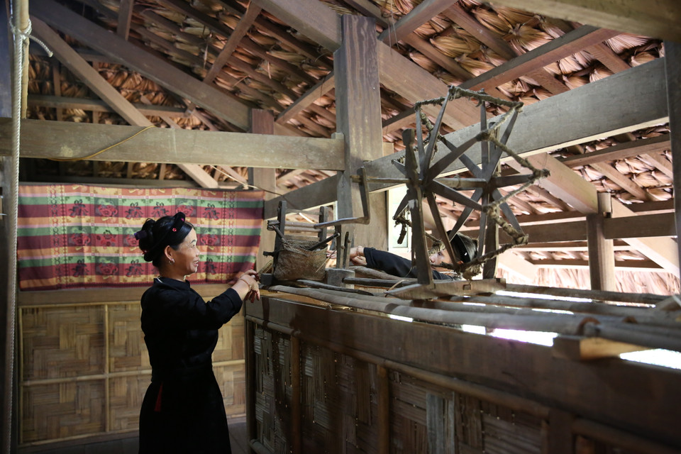 Une femme Tay démontre comment les Tay filent du coton. Photo: VNA