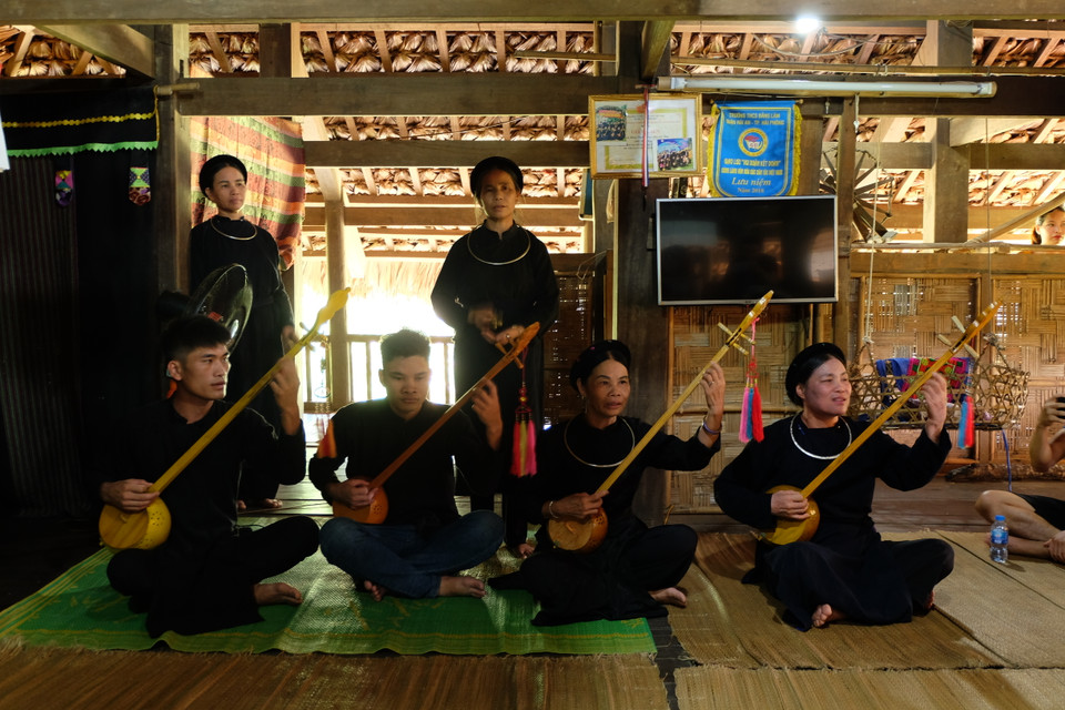 Des artistes Tay présentent un air du chant «then». Photo: VNA