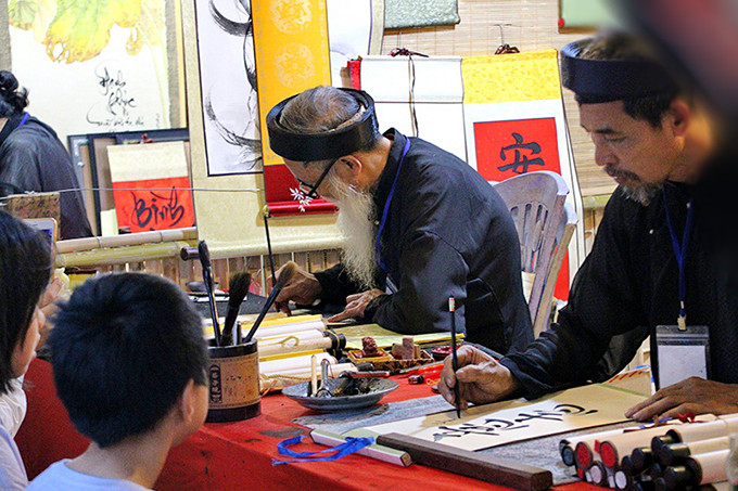 Demander de jolis idéogrammes aux calligraphes est une belle coutume des habitants de l’Asie de l’Est, à l’occasion du Nouvel An, qui exprime le respect de l’intelligence et émet leurs souhaits au cours de l'année qui débute. 