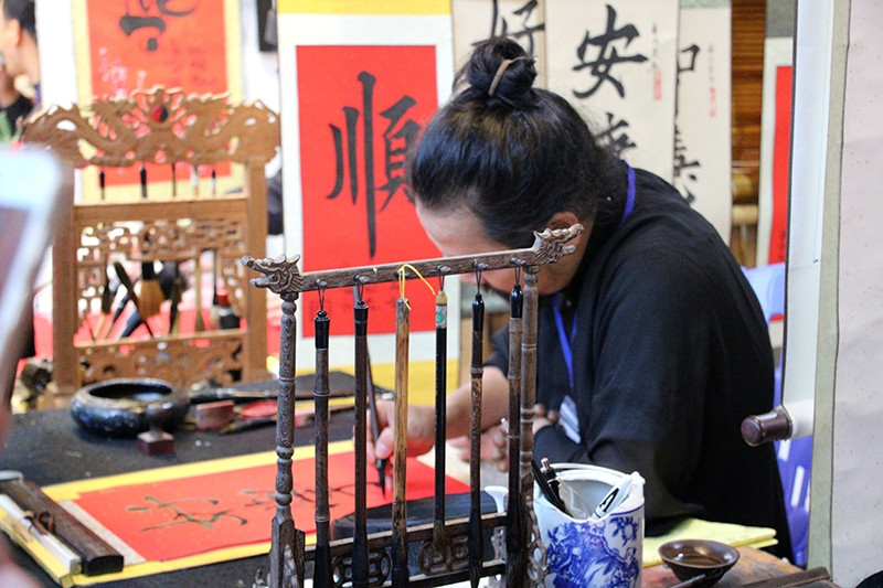 Pendant ces jours du printemps 2019, des habitants venus de tous les coins du pays se sont rassemblés au Temple de la Littérature (Van Miêu-Quôc Tu Giam) à Hanoi pour célébrer la fête du Têt traditionnel, demander une calligraphie et écouter le chant traditionnel " quan ho " ou chant alterné.