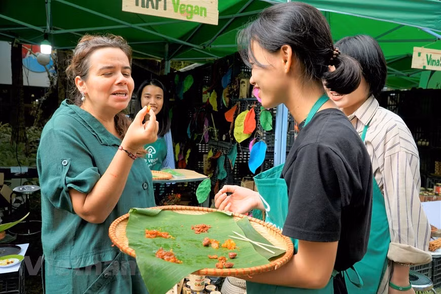 L'événement attire également de nombreux visiteurs étrangers. Photo: Vietnam+