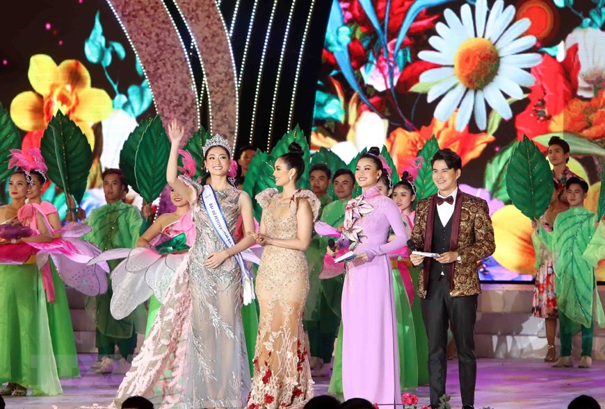 Miss Monde du Vietnam 2019, Luong Thuy Linh (à gauche) est l'ambassadrice de l'image de cet événement. Photo: VNA