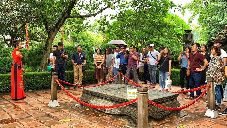 Situé dans la commune de Truong Yen, district de Hoa Lu, le temple du roi Dinh Tien Hoang est un monument important du complexe touristique de l’ancienne capitale Hoa Lu. À la première entrée appelée Ngo Mon se situe un lit royal en pierre. Photo: Vietnam +